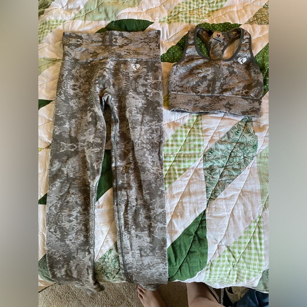 Green Camo Athleisure set. Women’s Best. Size XSmall